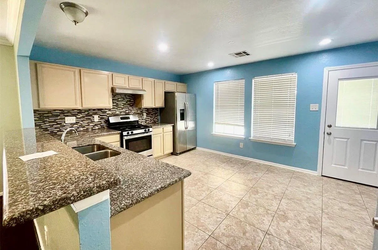 3 bed, 2.0 bath, 1560 sqft, $1,950 — Photo 2