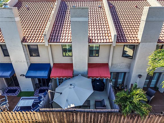 3rd image of 206 Washingtonia Ave