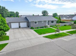 2015 Bison Dr, Williston, ND 58801