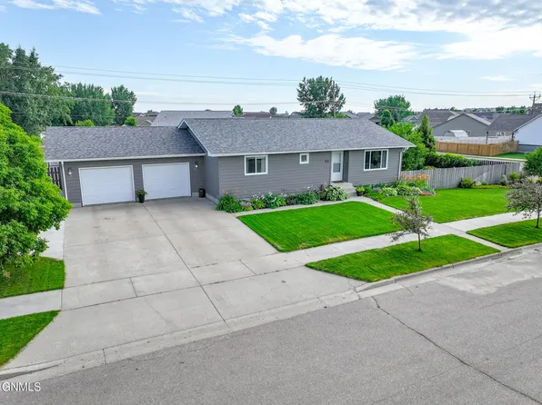 2015 Bison Dr, Williston, ND 58801