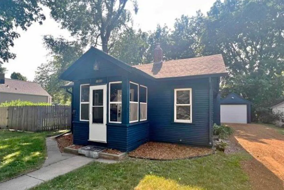 2 bed, 800 sqft, $1,600 — Photo 1