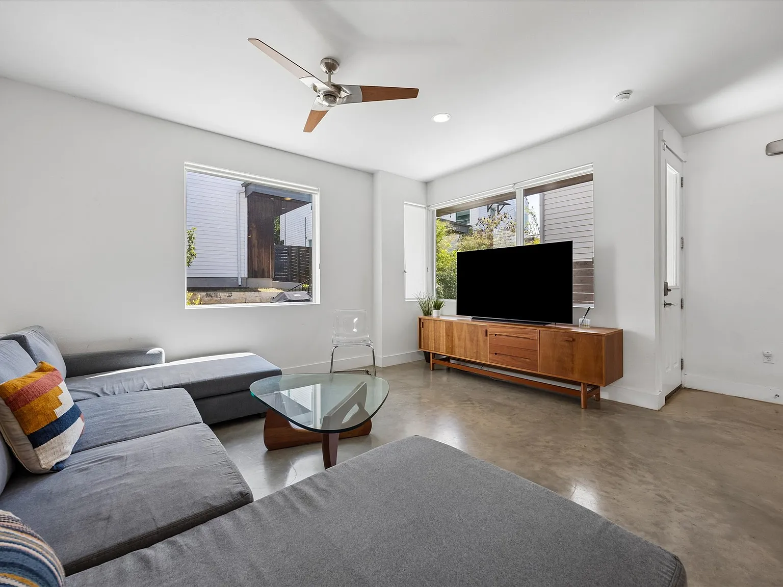 2 bed, 2.5 bath, 1652 sqft, $3,200 — Photo 4