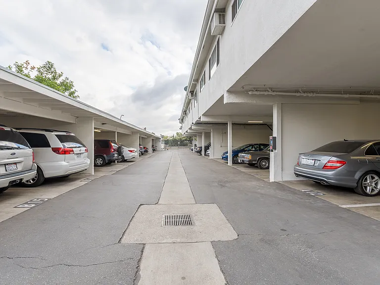 400 N Los Robles Avenue — Photo 8
