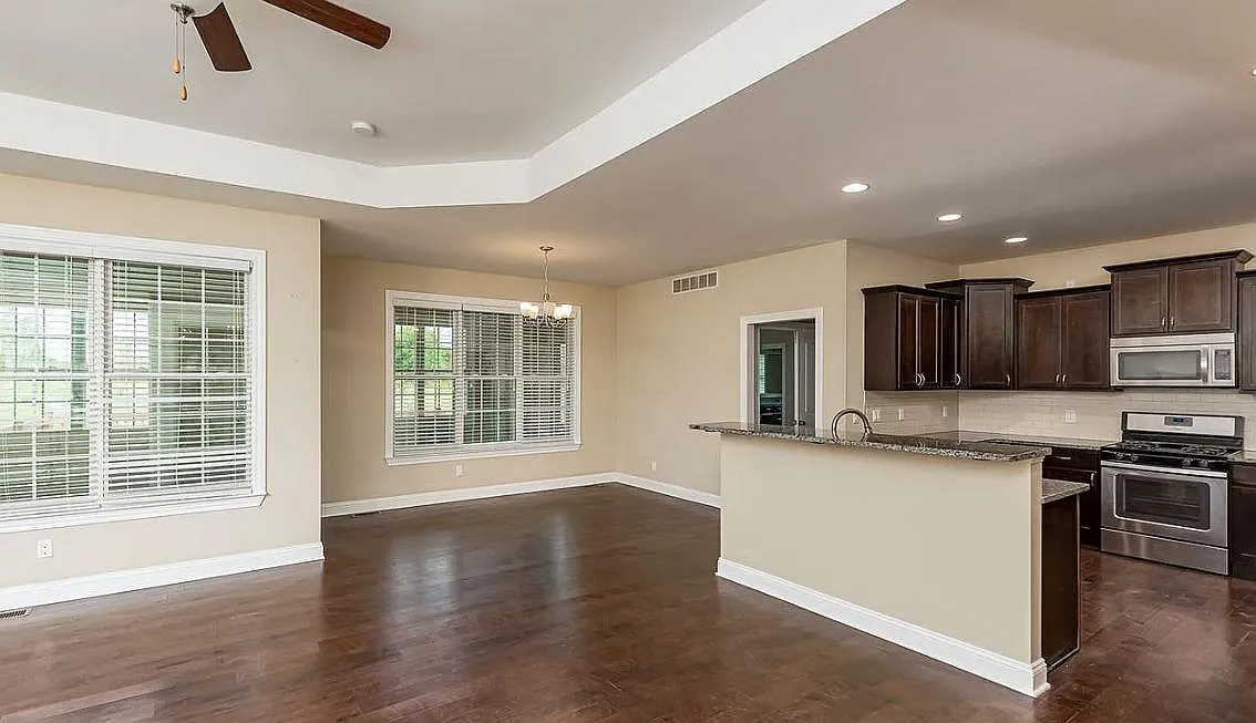 3 bed, 2702 sqft, $3,200 — Photo 2
