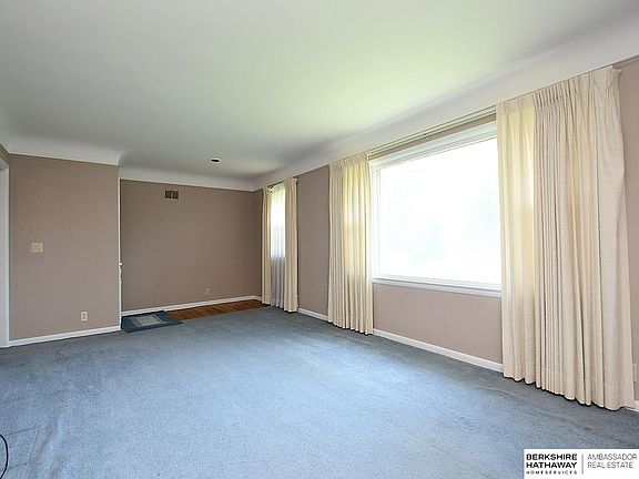 4th image of 821 Parkwood Ln