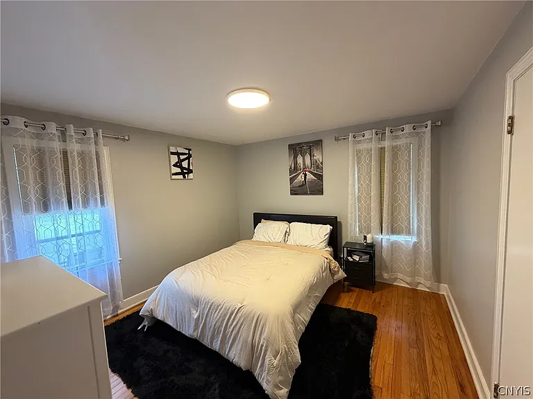 902 James St — Photo 17