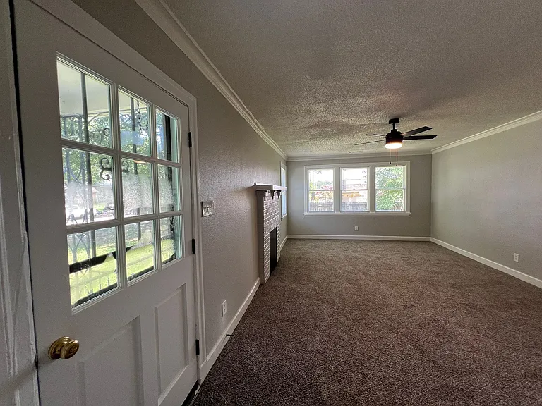 915 Marsh Ave — Photo 3