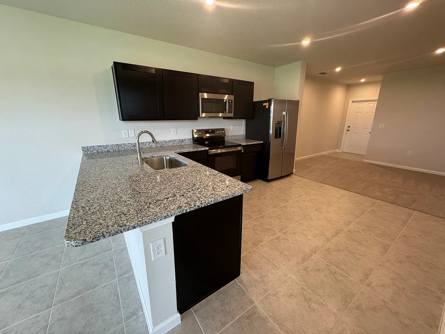 New built 3 bd 2.5 bath townhouse — Photo 4