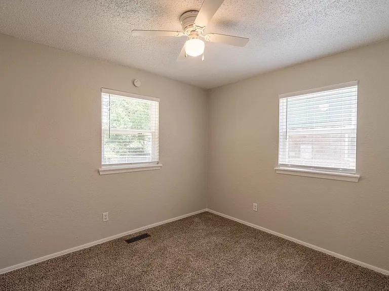 3321 S Ash Ave — Photo 7