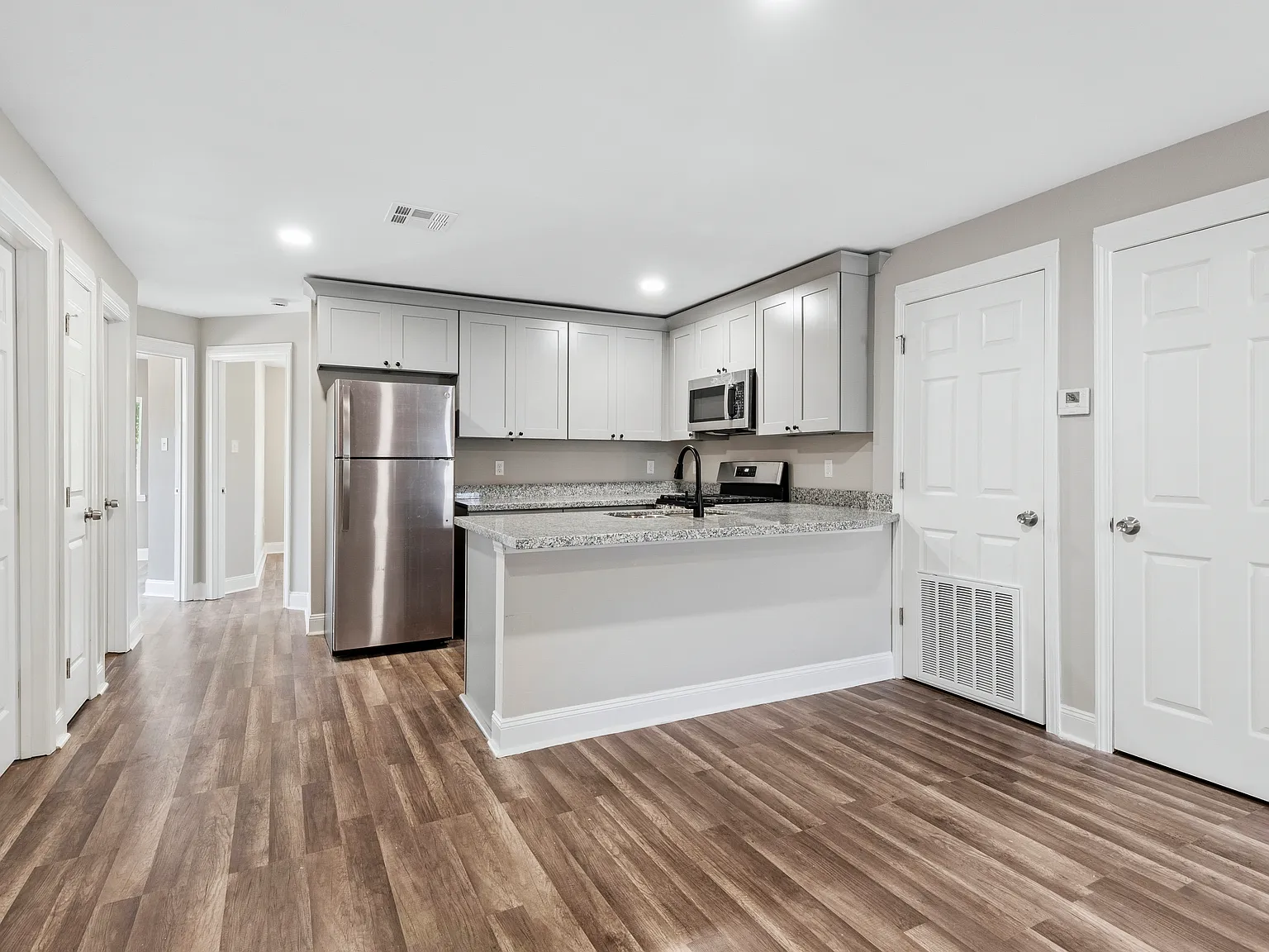 3 bed, 1100 sqft, $1,895 — Photo 3