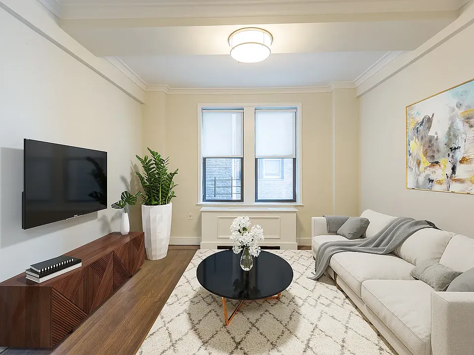 210 W 70th St #315