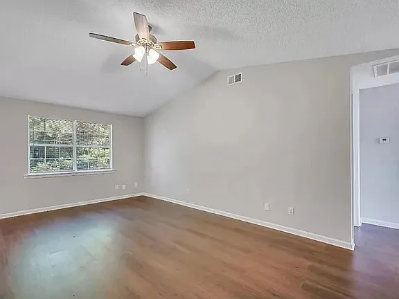 105 NE Shayna Dr — Photo 2