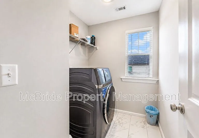 560 Hampton Dr — Photo 14