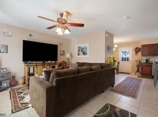 13 Val Sumo Ln, Newark, NJ 07105