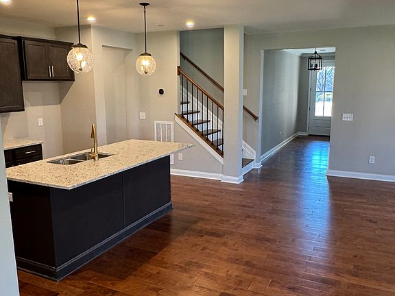 4th image of 202 Stoneway Ct