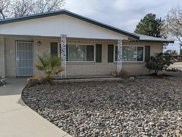 2000 Thomas Dr — Photo 1