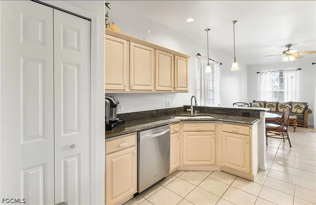 3 bed, 2.0 bath, 1980 sqft, $6,000 — Photo 3