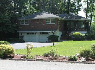 155 Lakeshore Dr, Oakland, NJ 07436