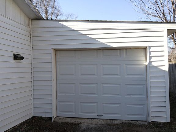 2nd image of 303 E Barck Ave