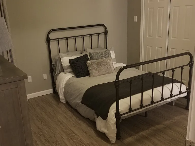 Oakwood Creek Apartments bedroom with decor