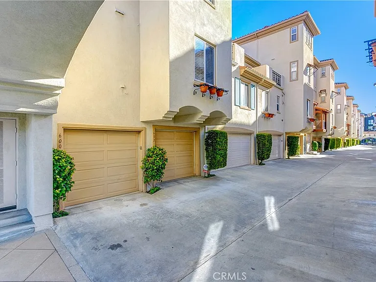600 E Walnut St — Photo 15
