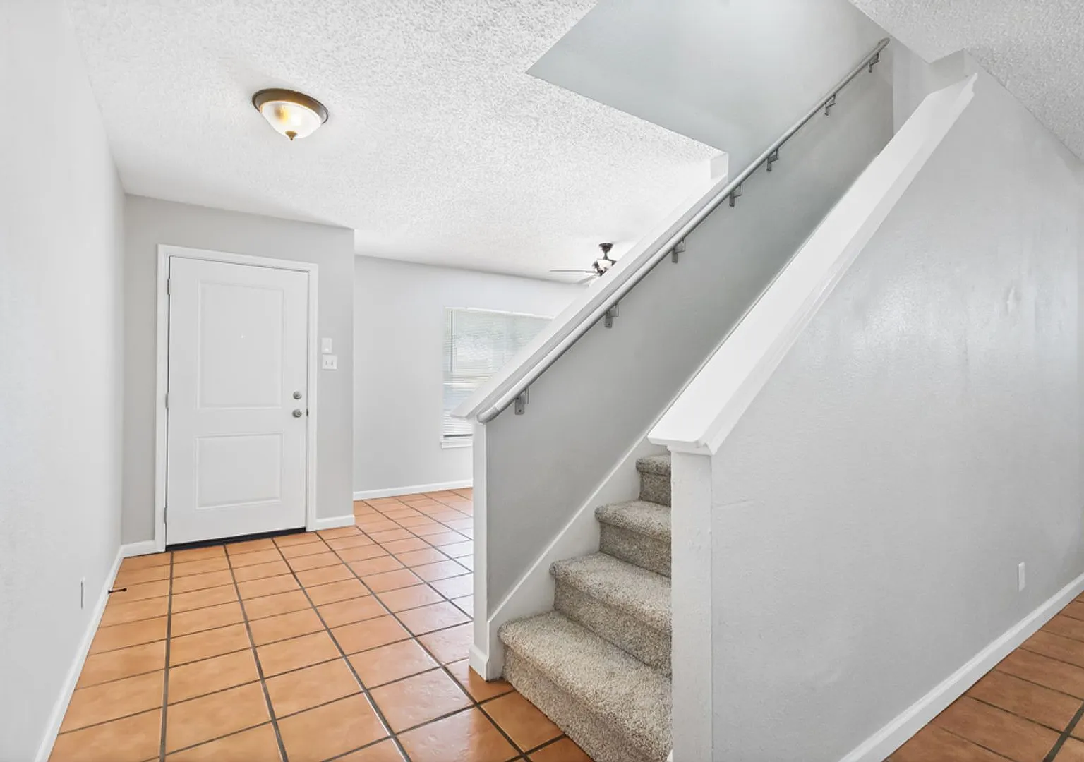 4 Bedroom/2.4 Bath Oak Bluff Subdivision — Photo 4