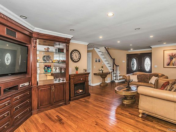 4th image of 4 Laurette Lane