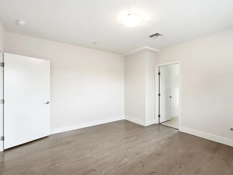 11305 Moorpark St — Photo 14