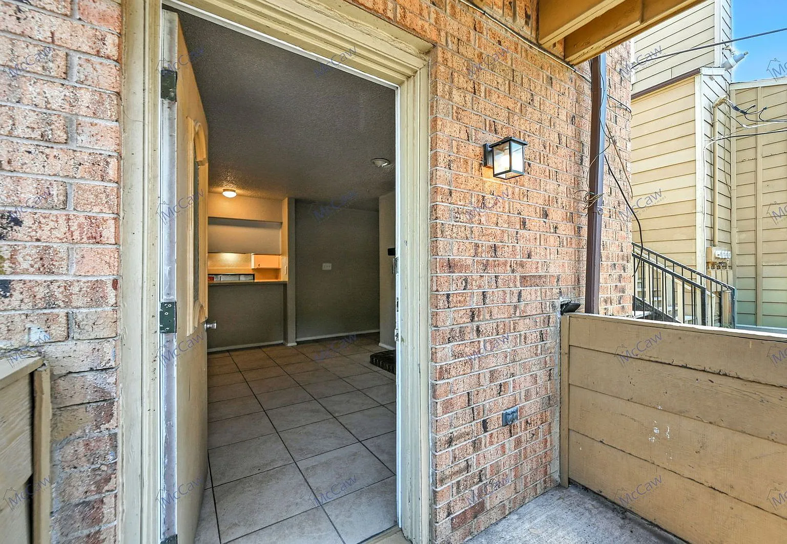2 bed, 2.0 bath, 918 sqft, $1,100 — Photo 2