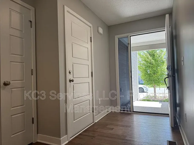 2018 SW Holdbrooks Dr — Photo 2