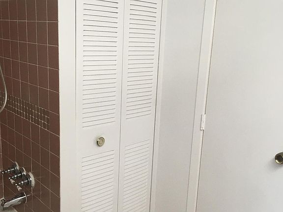 Lenin closet in Bathroom