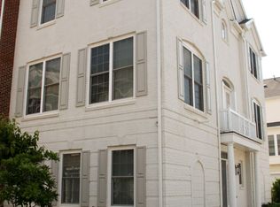 2441 Huntington Park Dr, Alexandria, VA 22303