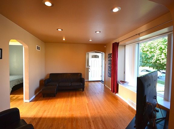 3rd image of 11042 S Avenue M