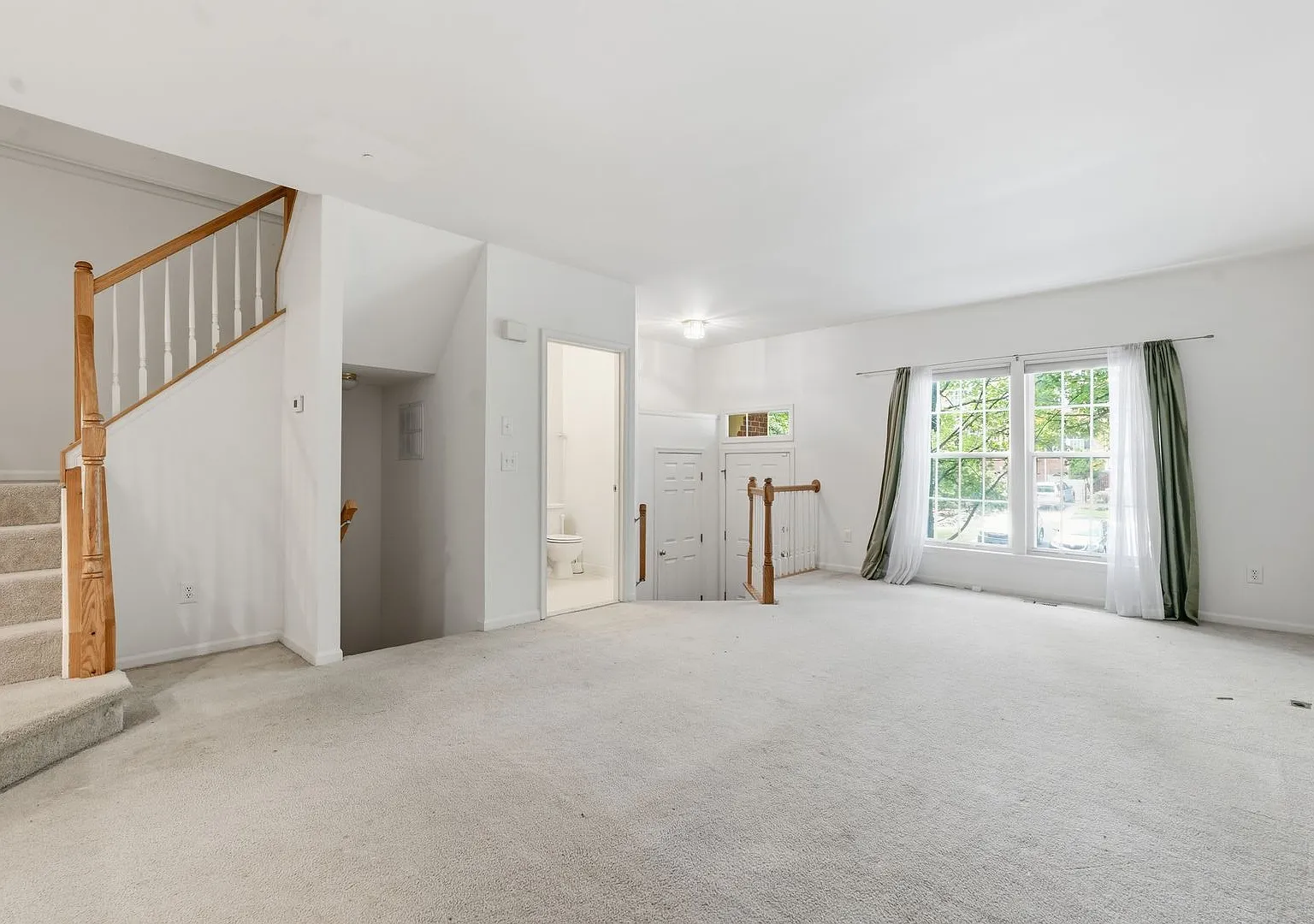 Welcome to this beautifully maintained Reston townhome offering comfort, style, and an unbeatable... — Photo 3