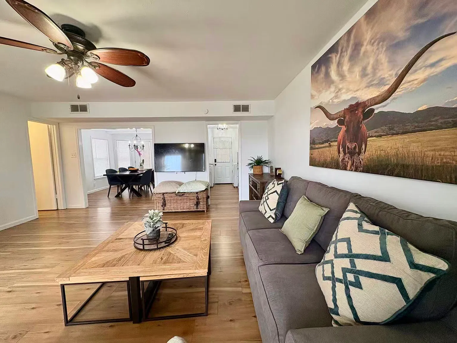2 bed, 1.5 bath, 1053 sqft, $3,200 — Photo 4