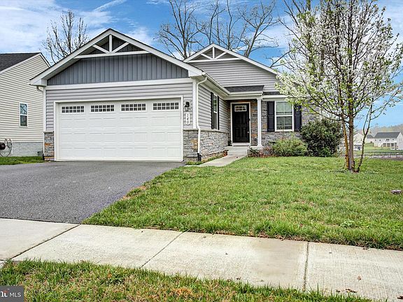 3rd image of 140 Cape Cod Cir