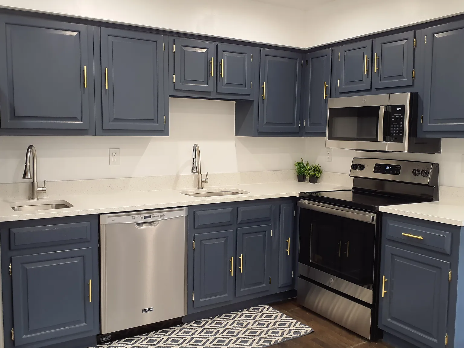 6 bed, $4,100 — Photo 2