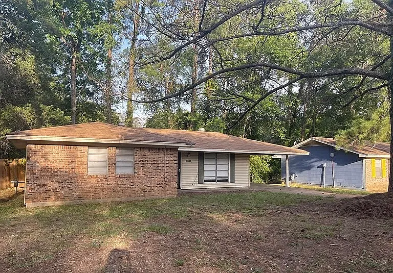 130 E Woodcrest Dr — Photo 1