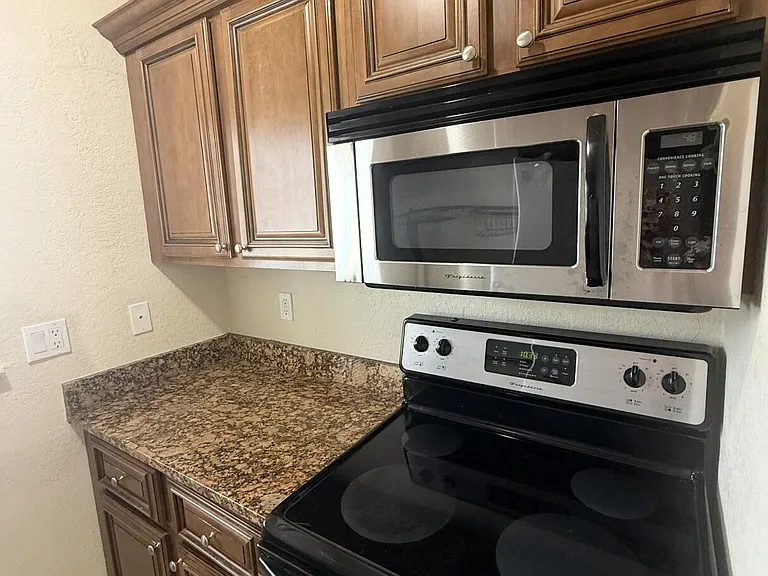 578 NE 20th St #10-E — Photo 11