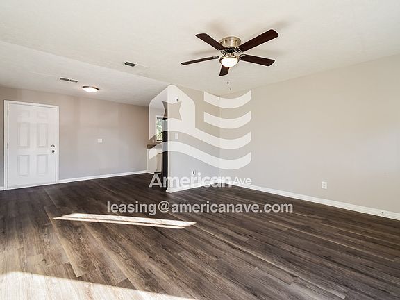 1439887_002_wm_-_living_room_13470142.jpg