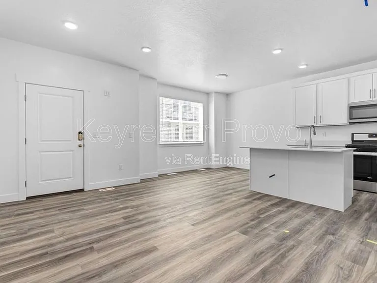 909 N 1300 E — Photo 9