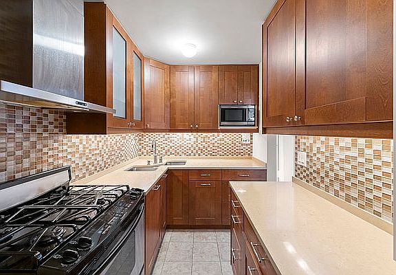 4th image of 400 Central Park W APT 18N