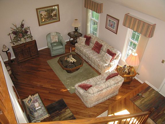 2 Story LR w/Hardwood!