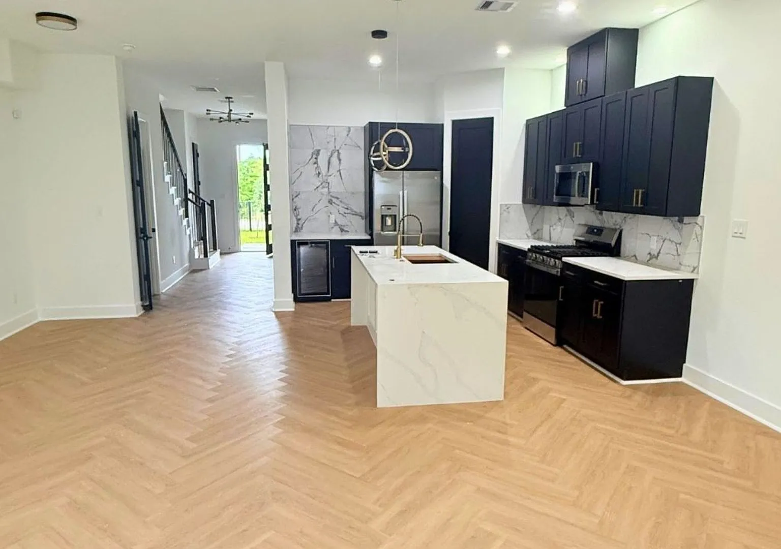 4 bed, 1359 sqft, $2,400 — Photo 4