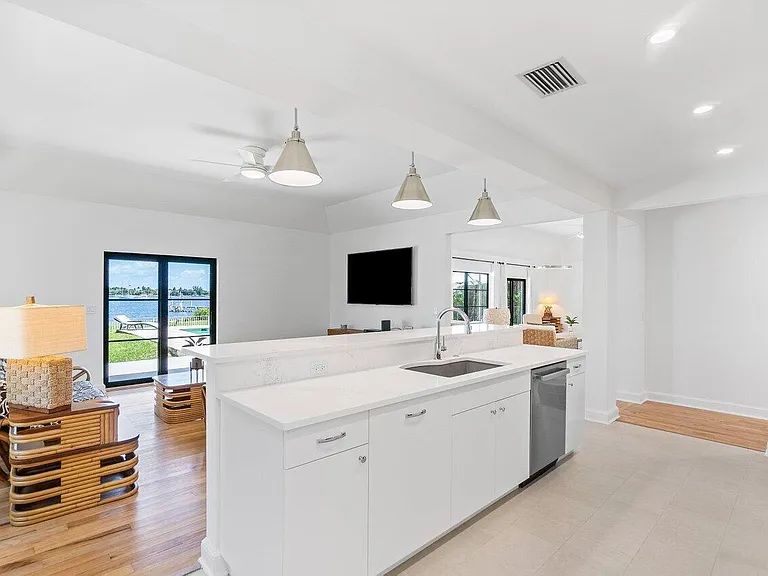 210 S Lake Dr — Photo 10