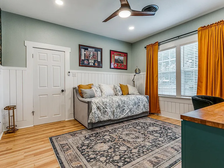 1004 Edison Dr — Photo 9