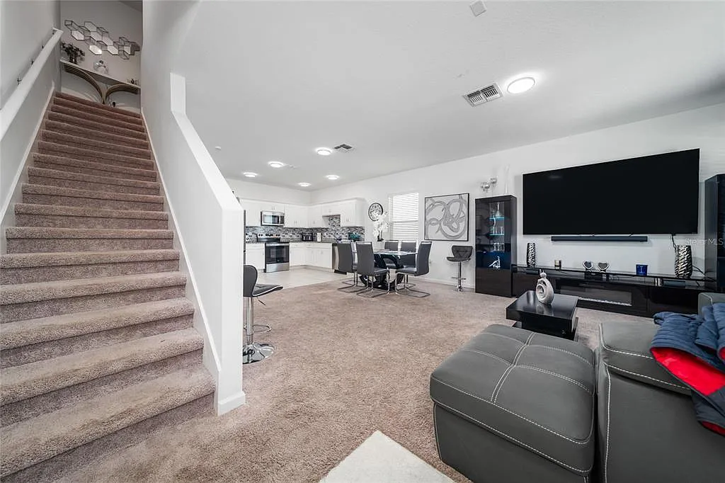 3 bed, 2.5 bath, 1424 sqft, $2,300 — Photo 4