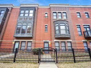 819 W College Pkwy, Chicago, IL