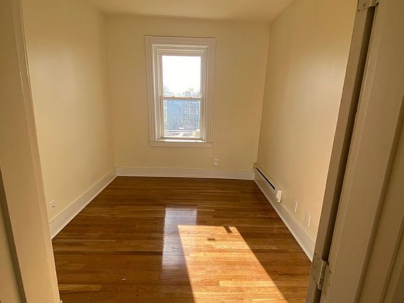 3rd image of 316-324 Talbot Ave #320-3