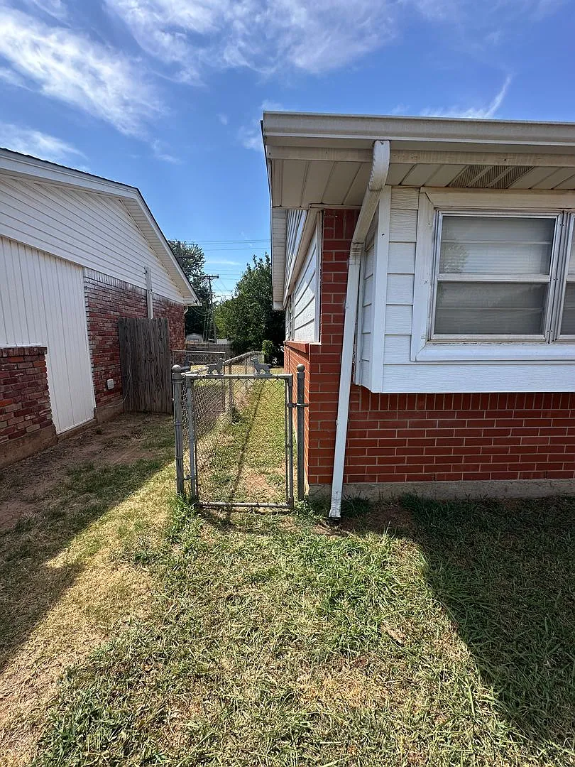 3 bed, 1 1/2 bath, 1 car garage — Photo 4